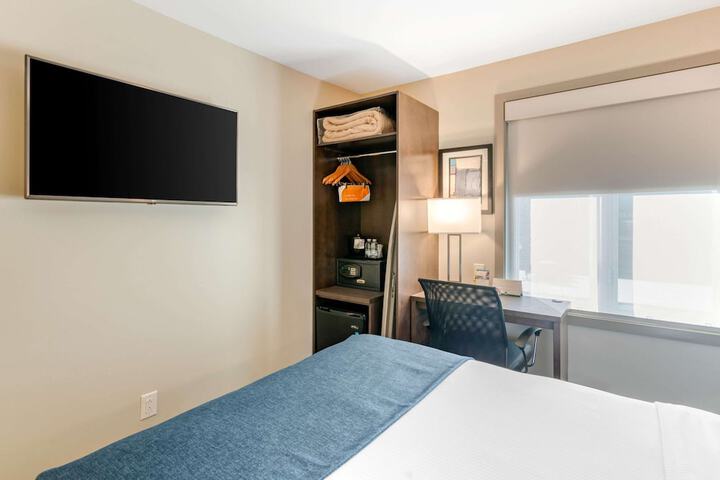 Room 7 of 32