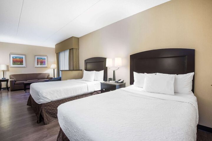 La Quinta Inn & Suites by Wyndham Bel Air / I-95 Exit 77A
