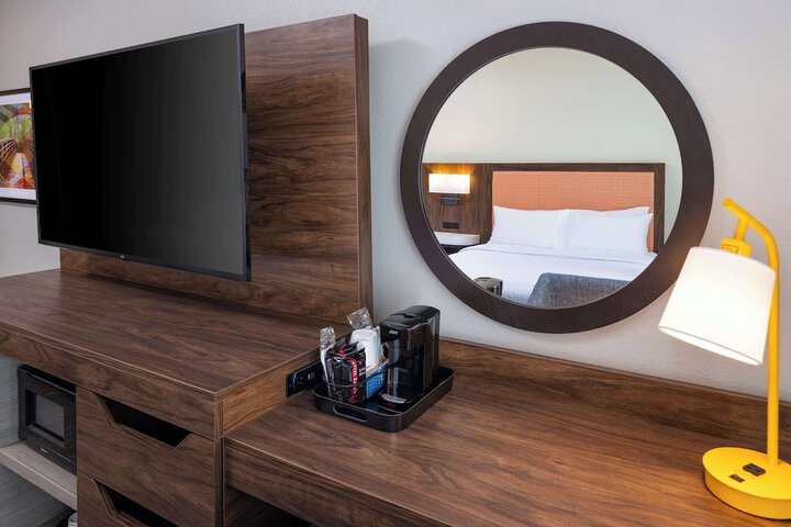 Room 12 of 28
