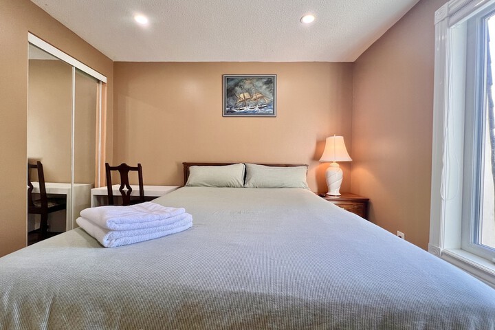 Cozy Home Near Transit & Hillcrest Mall with Free Parking