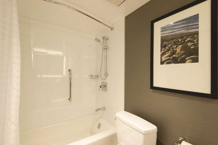 DoubleTree by Hilton Hotel & Suites Victoria