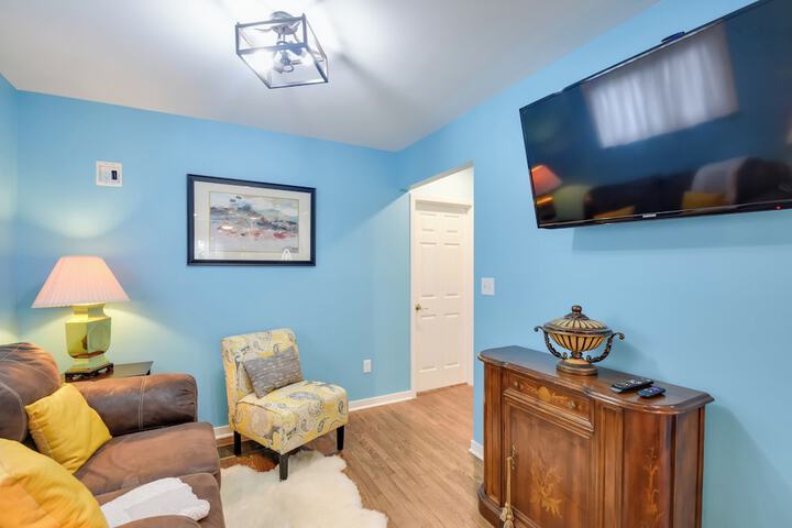 Eclectic Iowa City Cottage w / Fire Pit!