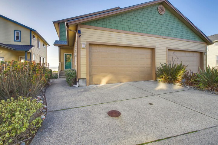 Quiet Waterfront Escape w / Hot Tub & Beach Access!
