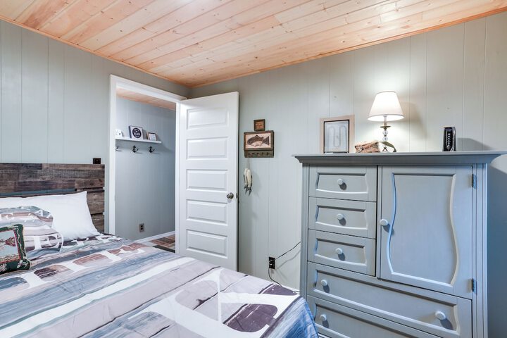 Kingston Cabin Rental: Walk to Lake Texoma Beaches