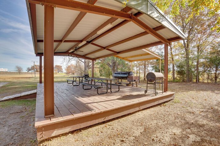 Community Pier: Cozy Kerens Cabin!