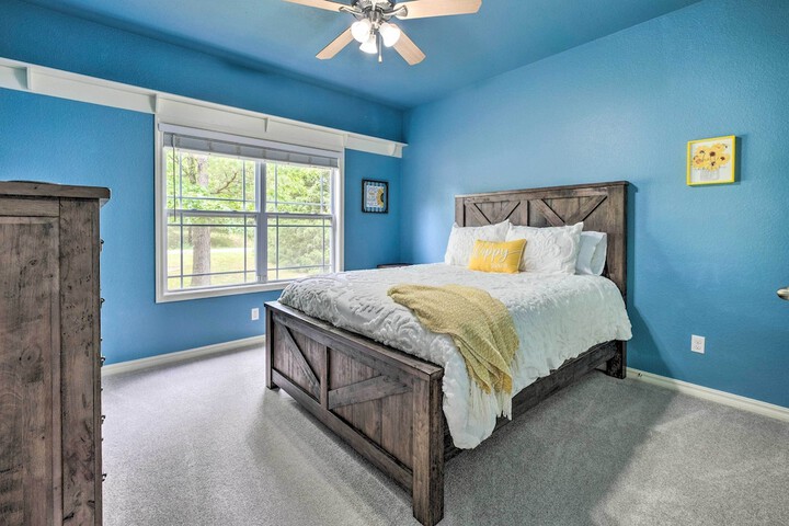 Bella Vista Home w / Yard: Half Mile to Trails!