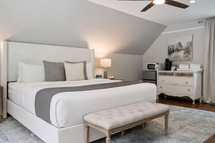 The Aurora Inn & Cottages