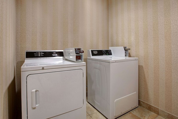 Days Inn & Suites by Wyndham Collingwood