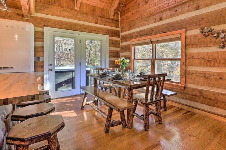 Luxe Dog-friendly Cabin w / Hot Tub & Game Room