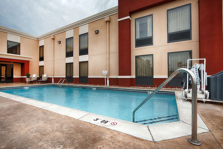 Best Western Plus Parkway Hotel