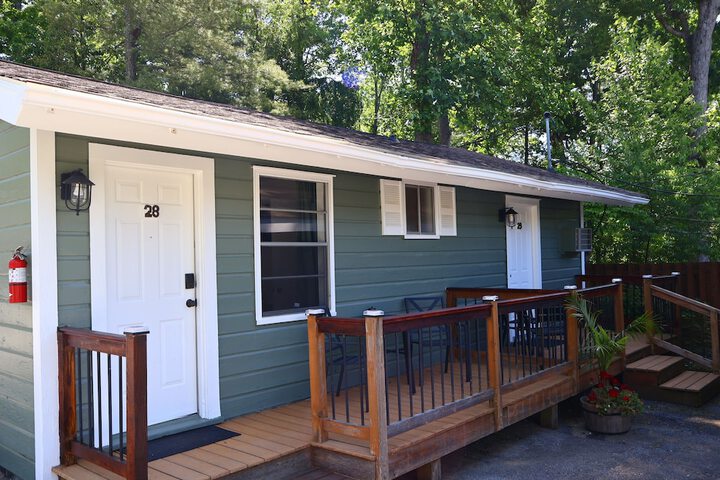 CedarWood Inn