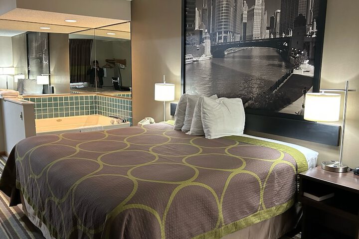 Room 33 of 60