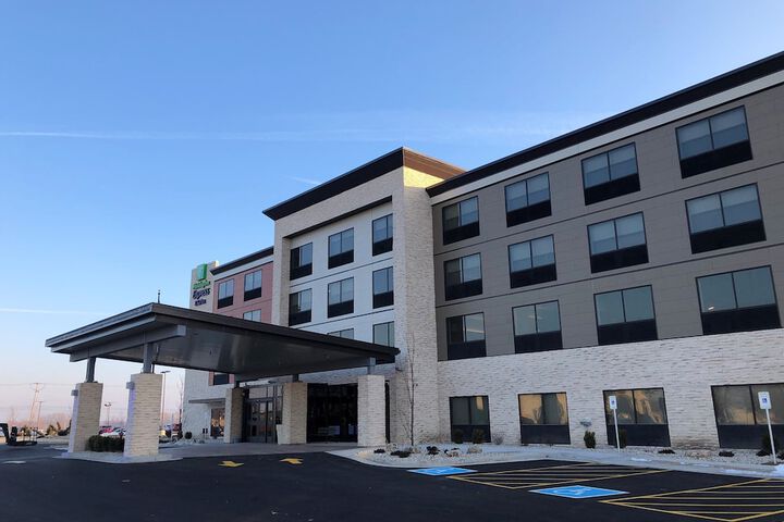 Holiday Inn Express & Suites Racine by IHG