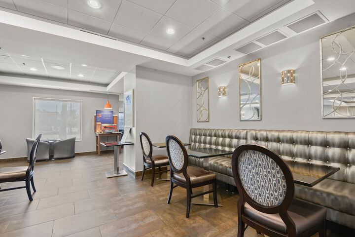 Holiday Inn Express & Suites Gonzales by IHG