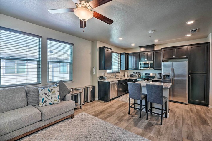 Pet-friendly Elk Grove Retreat w / Balcony!