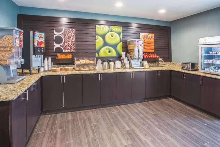 La Quinta Inn & Suites by Wyndham OFallon IL - St. Louis