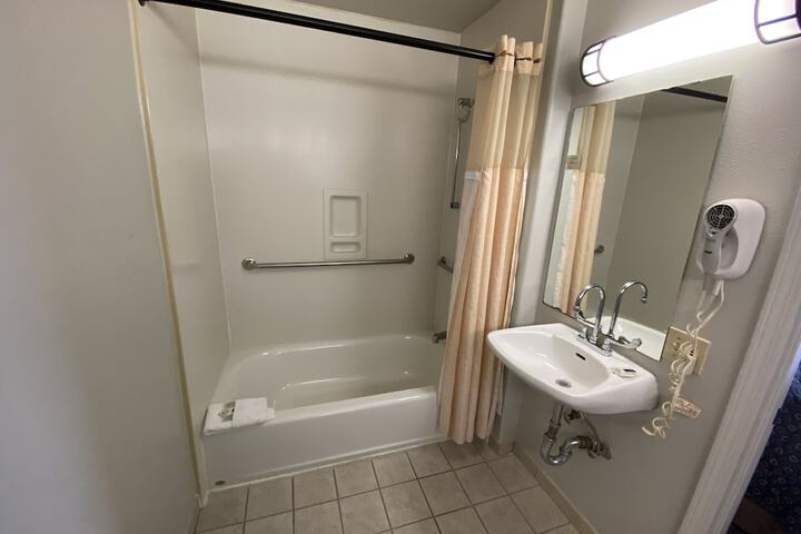 Room 33 of 62