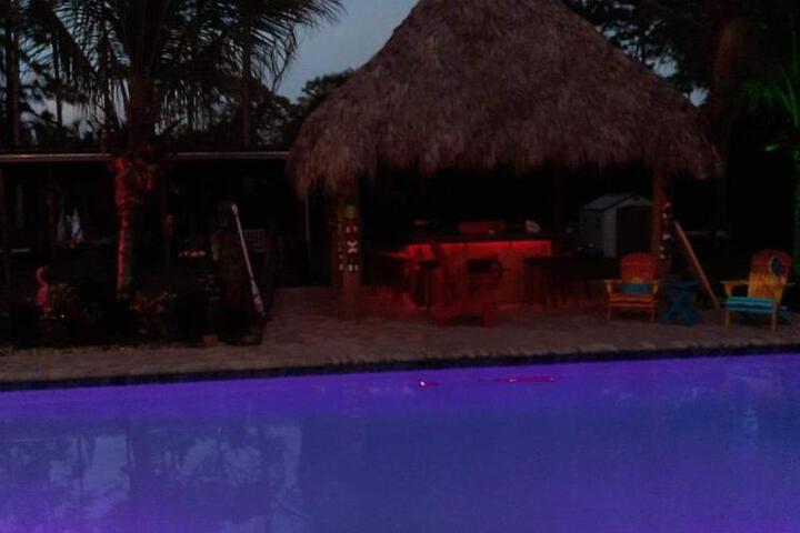 Private Tropical Paradise Guesthouse!