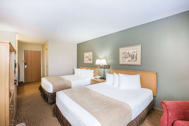 Ramada by Wyndham Spirit Lake / Okoboji
