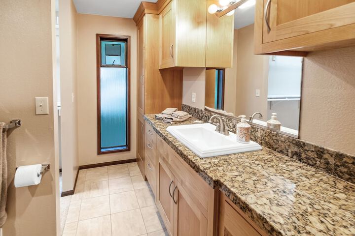 PNW MCM 155ft Private Waterfront Gem on Raft Island w / Hot Tub 3 Bedroom Home by RedAwning