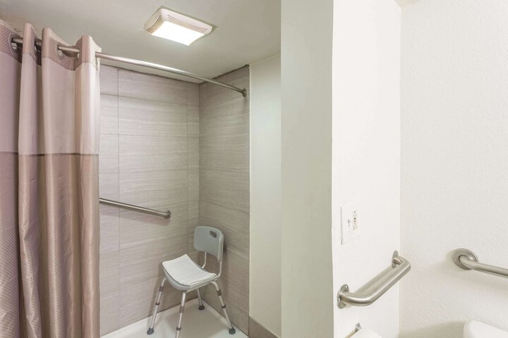 Room 9 of 23