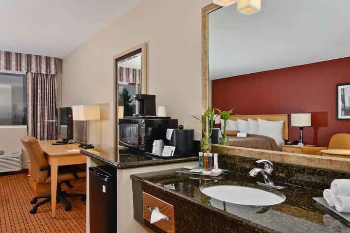 Clackamas Inn & Suites