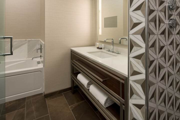 Embassy Suites by Hilton Seattle Downtown Pioneer Square
