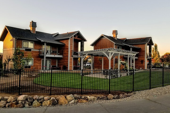 Hotel Exterior 75 of 115