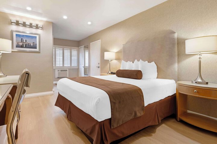 Room 11 of 27