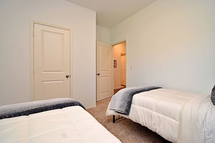 Long-term Stays Family-friendly Communal Pool!