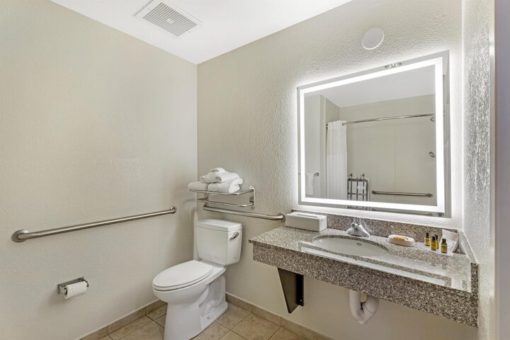 Best Western Plus Chain of Lakes Inn & Suites