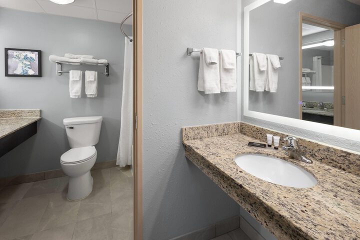 AmericInn by Wyndham Douglas / Saugatuck