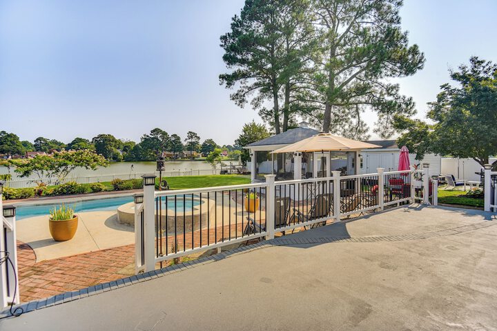 Luxe Lakefront Portsmouth Home: Fish Swim & Play!