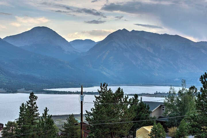 Gorgeous Twin Lakes Home w / Deck Overlooking Mtns!