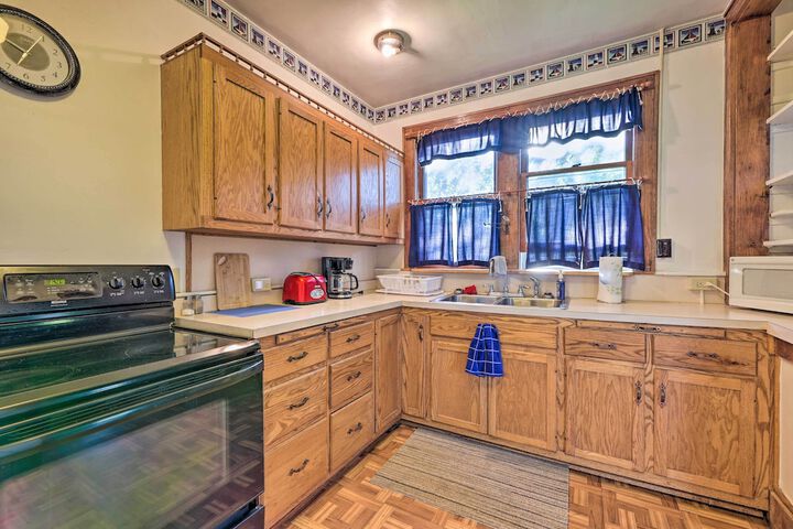 Family-friendly Marlinton Home: Walk Downtown!
