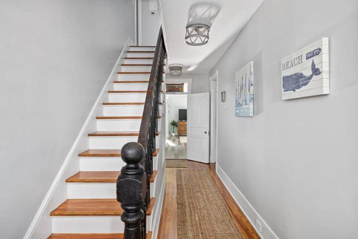 The Lyellton House: Water View Steps from Beach