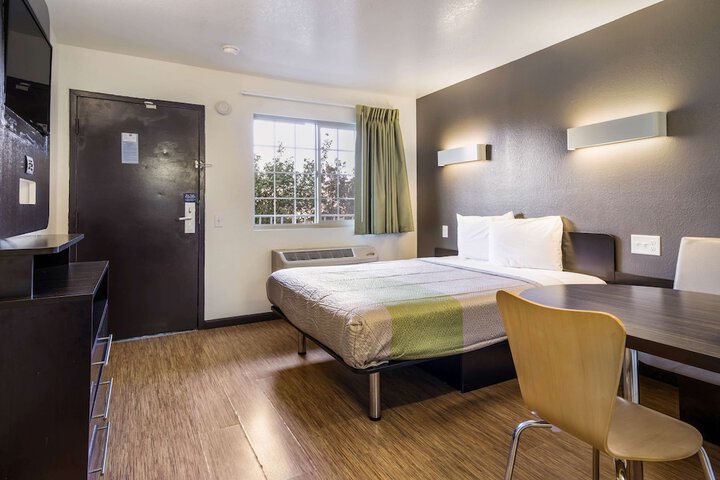 Room 33 of 40