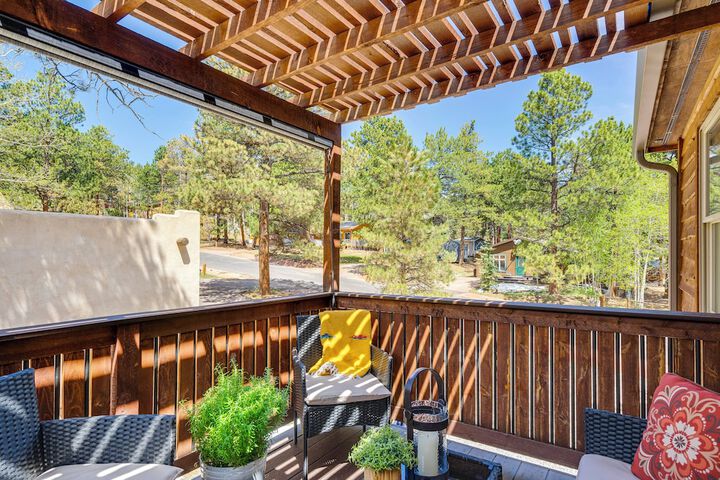 Woodland Park Apartment: Forest Views + Deck!