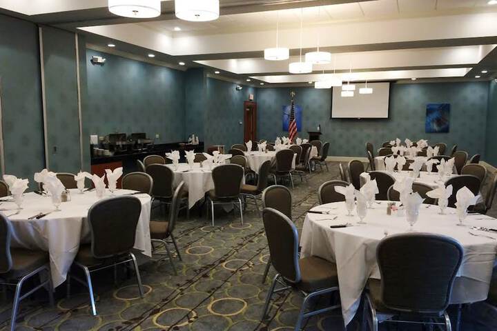 Ballroom/Hall 27 of 28
