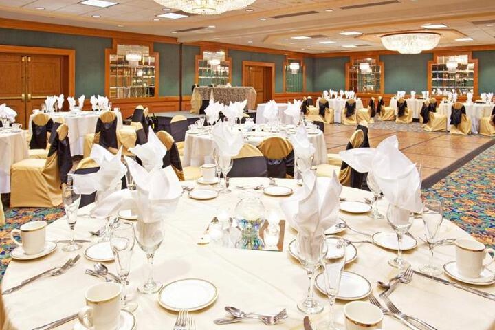 Crowne Plaza Chicago-Northbrook by IHG
