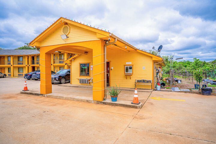 Regency Inn by OYO Rockdale TX