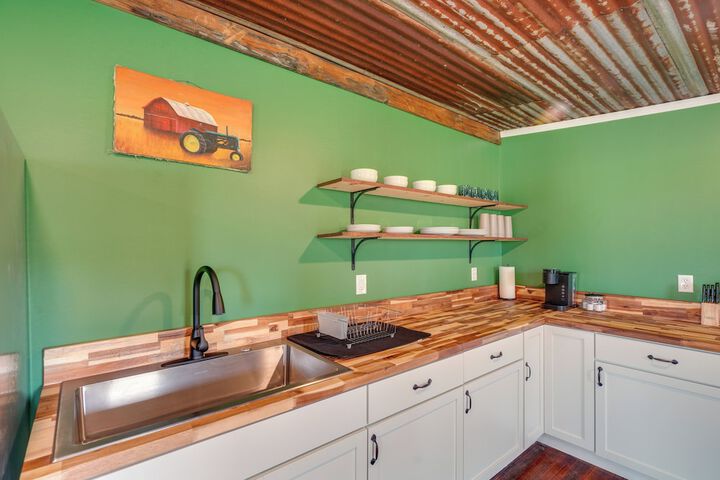 Near Wineries: Country Condo in New Haven
