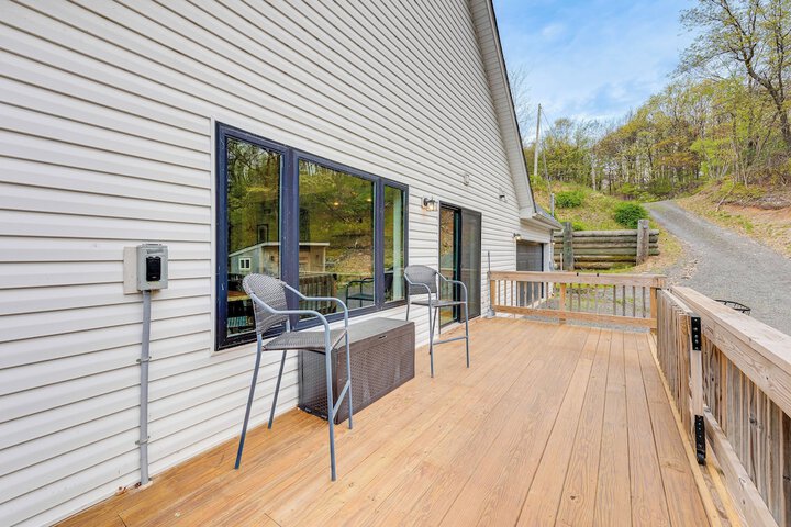 Lakefront Long Pond Home w / Wraparound Deck!