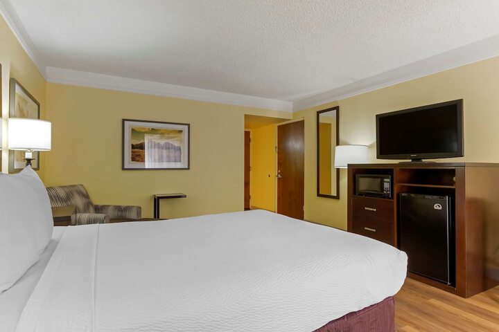 Room 10 of 28