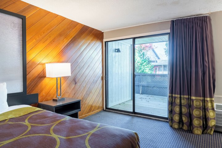 Super 8 by Wyndham Gananoque / Country Squire Resort