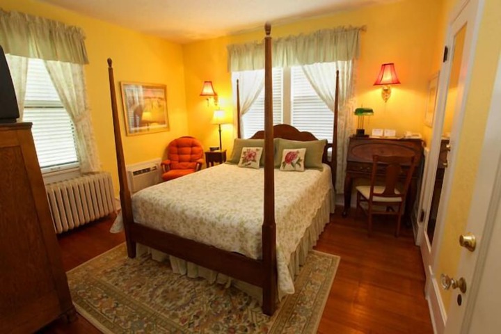 THE BROWN STREET INN