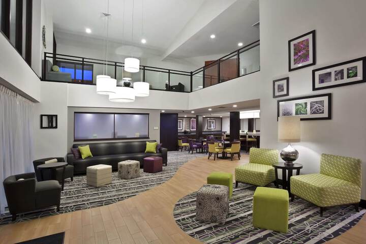 La Quinta Inn & Suites by Wyndham Detroit Metro Airport