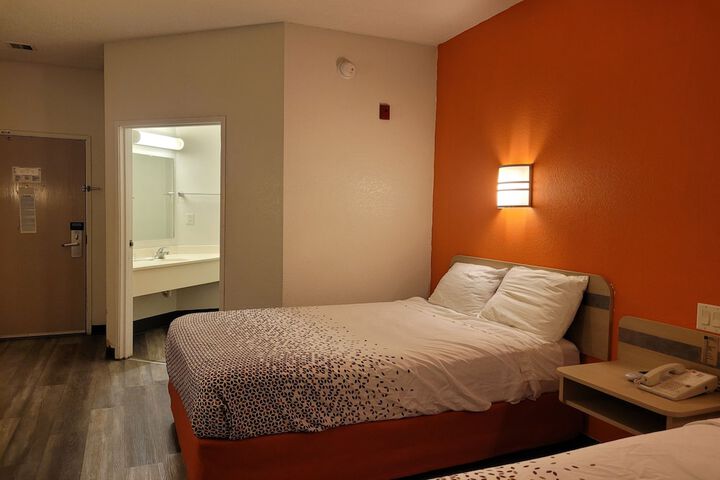 Modern Stay 39 Lakeview by OYO Minonk Garden