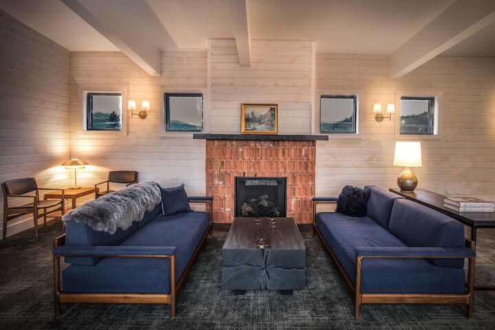 Lounge 22 of 45