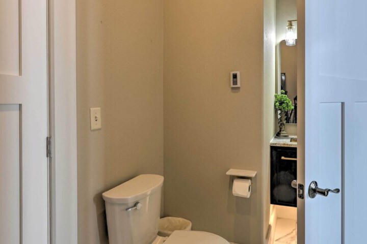 Regal River Retreat in the Heart of Yankton!